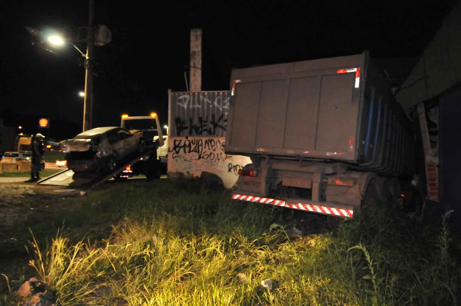 Carreta perde o controle, atinge carros e invade galpão no Anel Rodoviário - Marcos Vieira/EM/D.A Press