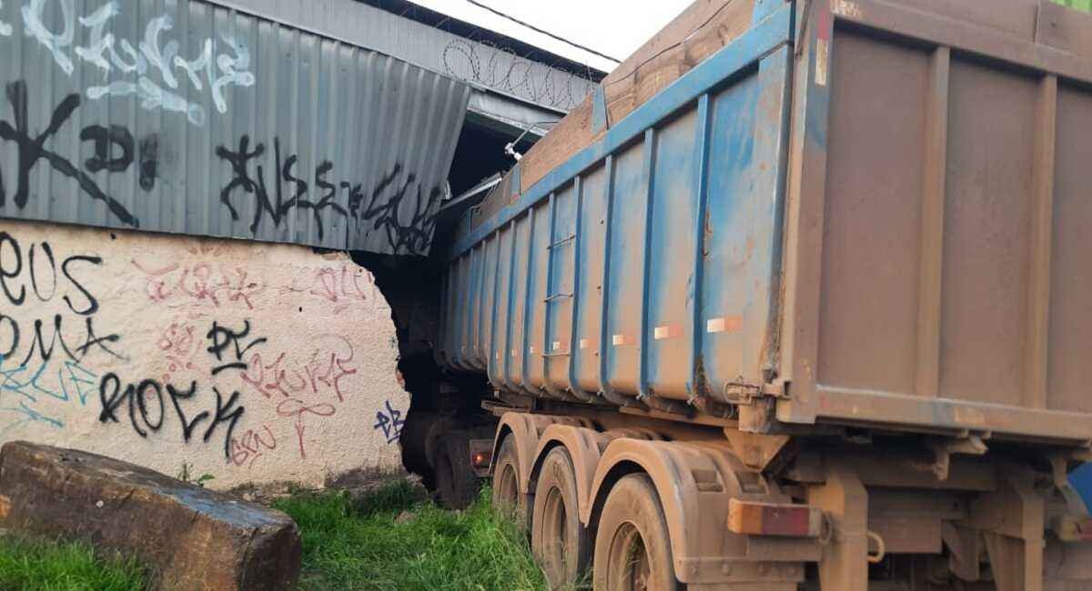 Veja fotos do grave acidente que fechou o Anel Rodoviário de BH - Divulgação/Corpo de Bombeiros