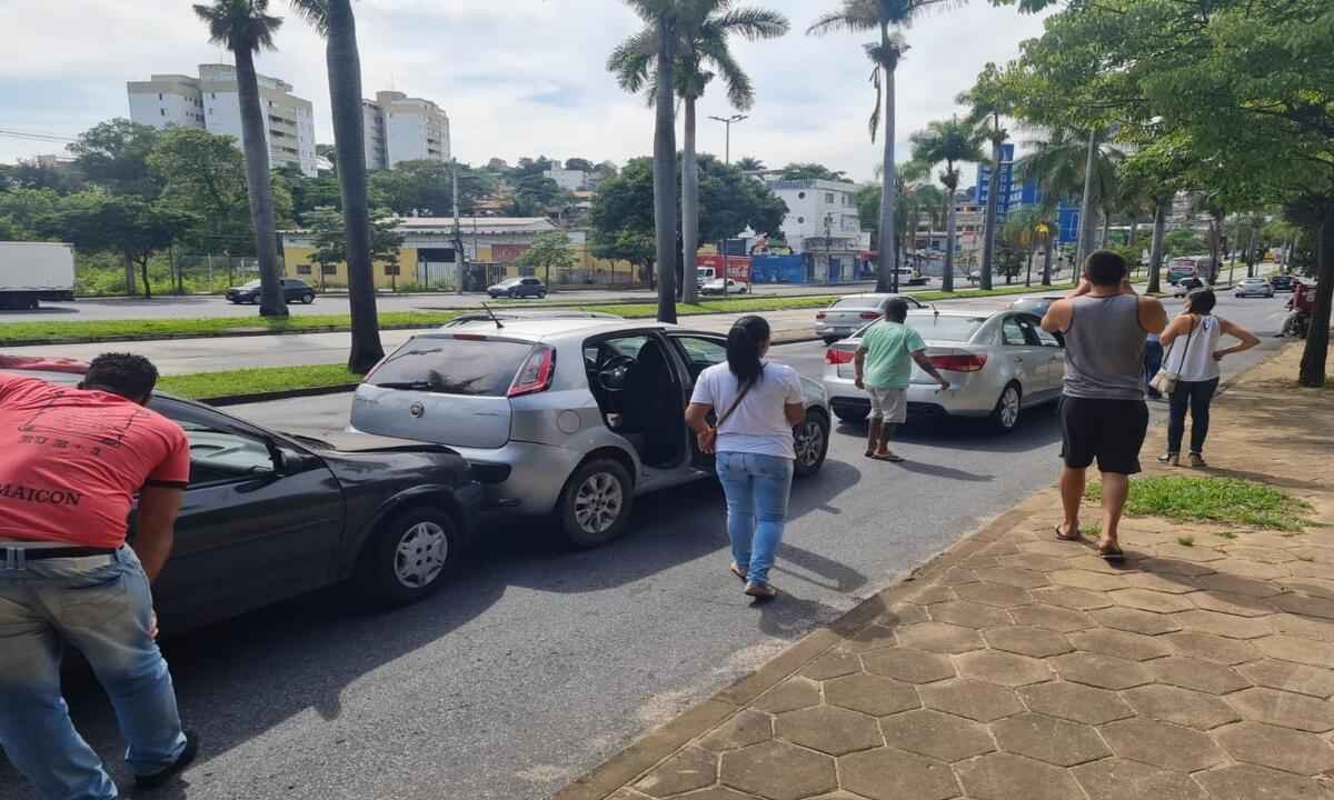 Menor de idade causa engavetamento de veículos na Av. Antônio Carlos; veja - Reprodução/ redes sociais