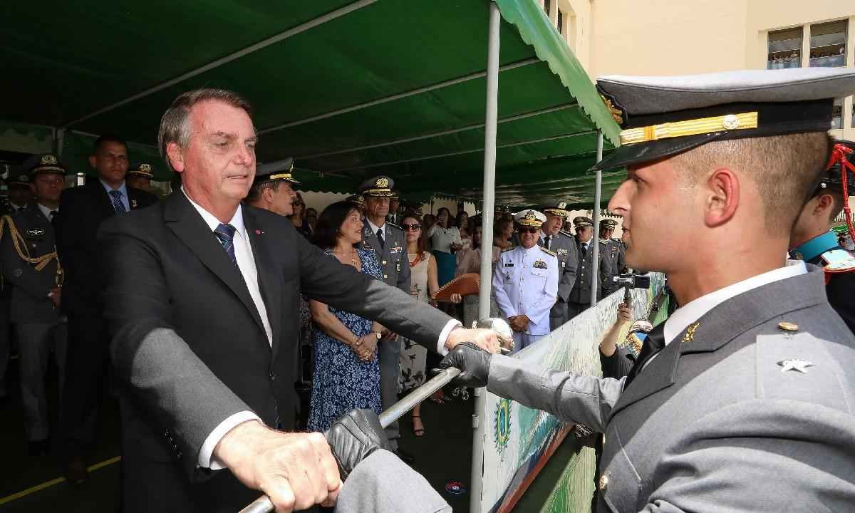 Bolsonaro e uma coleção de generais e a terapia holística  - Clauber Cleber Caetano/PR