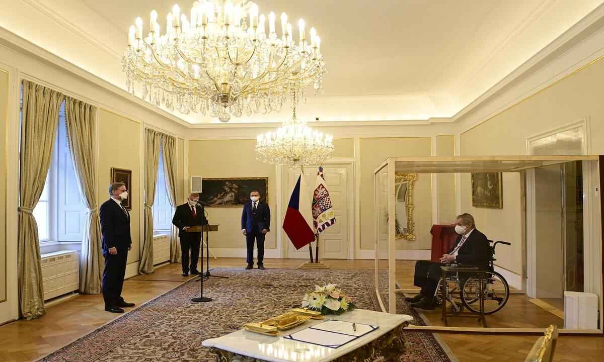 Presidente da República Tcheca faz solenidade dentro de 'jaula' plástica - Roman VONDROUS / POOL / AFP
