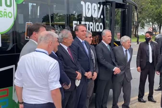 Bolsonaro e Guedes chegam ao Planalto de ônibus elétrico e usam a rampa - Reprodução / Foco do Brasil