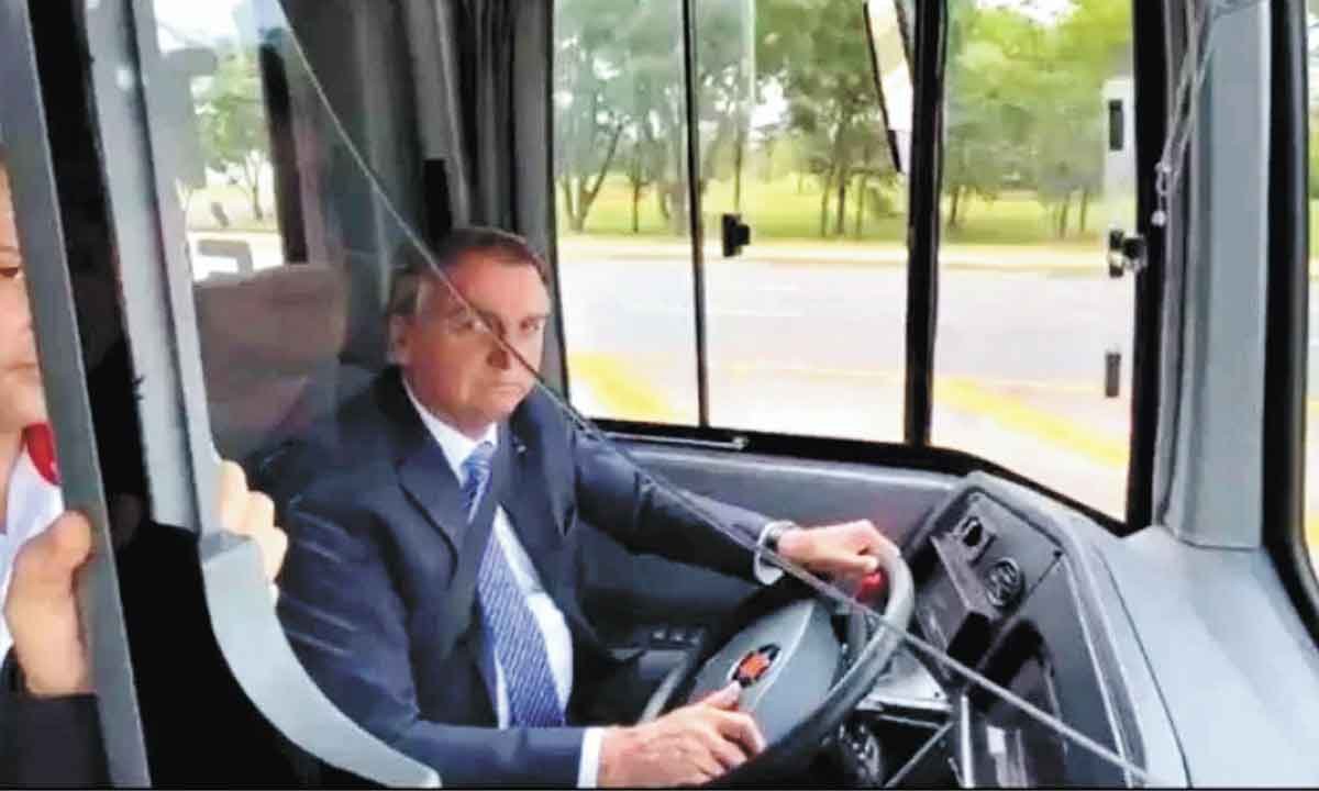 Bolsonaro dirige ônibus elétrico entre o Alvorada e o Palácio do Planalto - FACEBOOK/REPRODUÇÃO