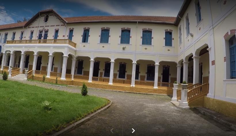 Escolas tombadas pelo patrimônio serão reformadas e restauradas - Google Street-View