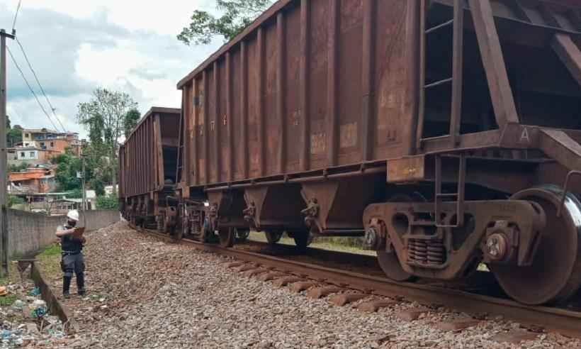 Mulher é atropelada por trem quando caminhava pela linha férrea - CBMMG/Divulgação