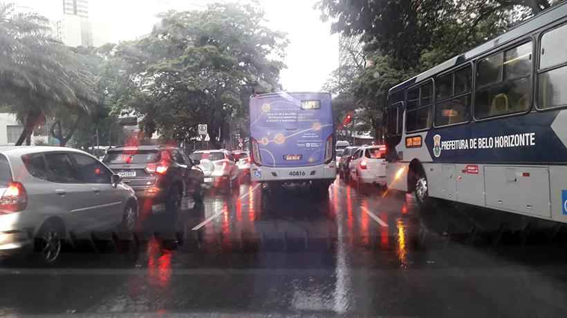 Chuva trava principais ruas e avenidas para o centro de BH - Jair Amaral/EM/D.A.press