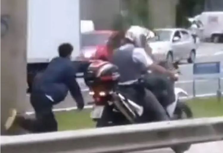 Policial algema homem negro a moto em movimento  - Reprodução/Instagram