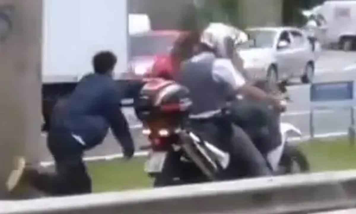 PM é afastado após arrastar homem negro algemado a moto em movimento em SP  - Reprodução