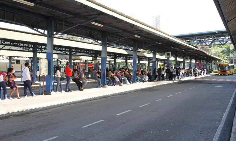  Muita gente e pouco ônibus na Estação Diamante -  Edesio Ferreira/EM/D.A Press. Brasil. Belo Horizonte -  MG. 