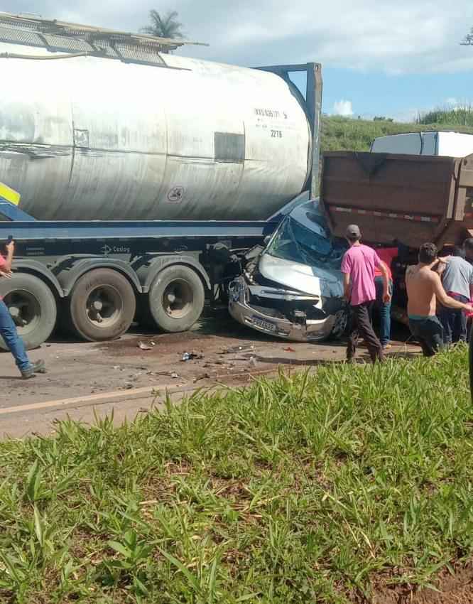 Caminhão perde controle e provoca engavetamento na BR-381 - Reprodução/Redes Sociais