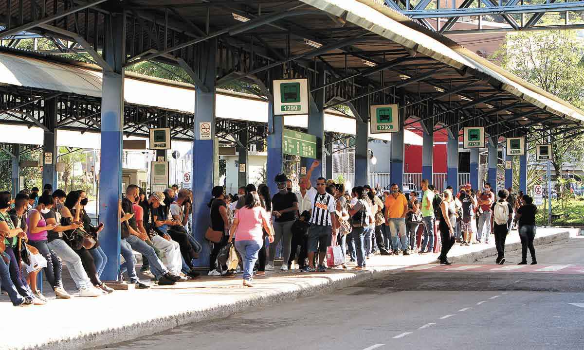 Marcada para as 10h, audiência no TRT é decisiva para greve de ônibus - Edésio Ferreira/EM/D.A Press