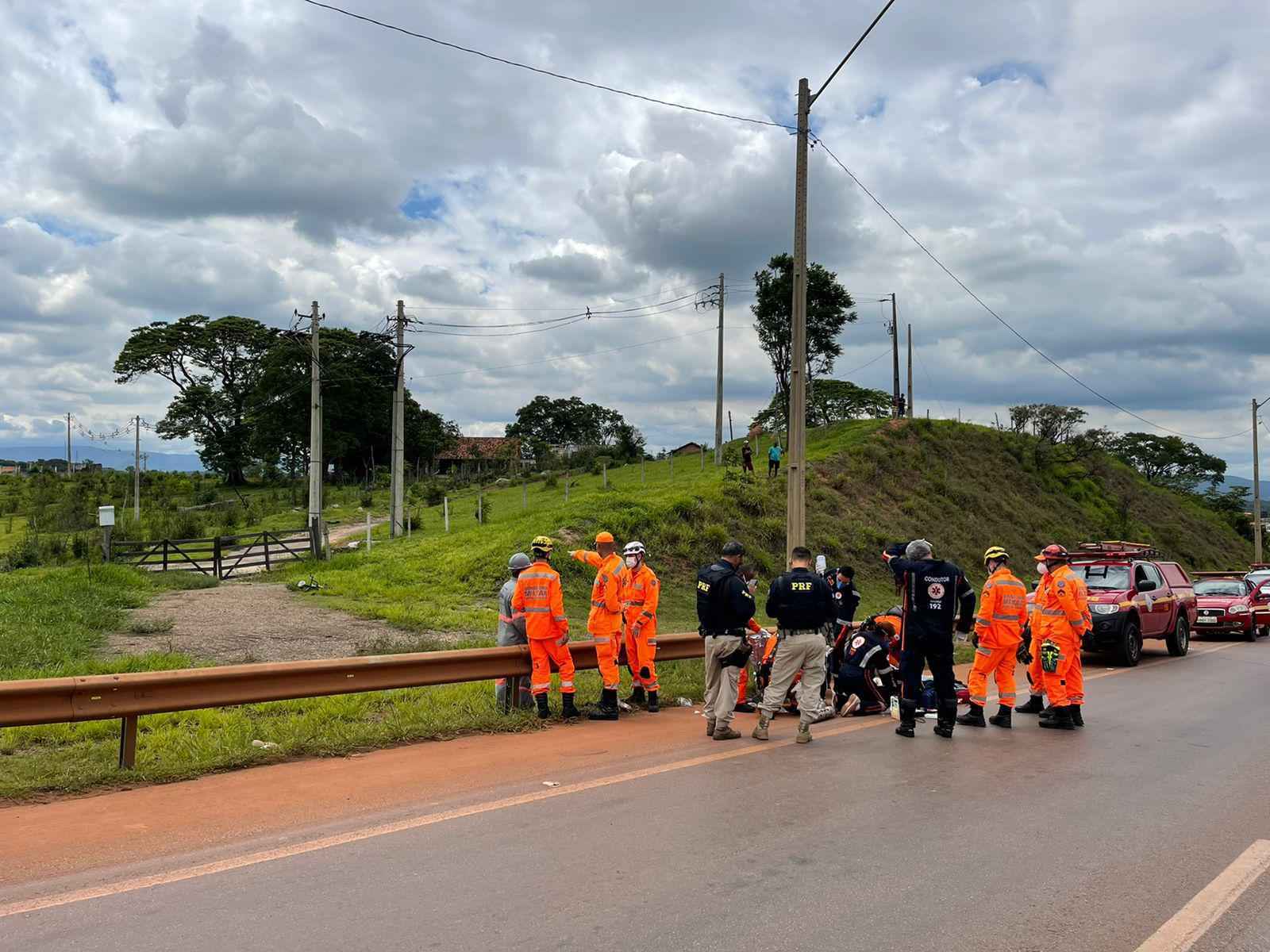 Homem recebe descarga elétrica em tentativa de mexer em rede de alta tensão - Reprodução/CBMMG