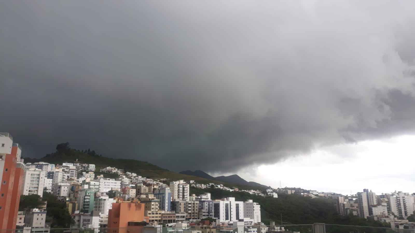 Atenção! BH tem alerta de tempestade e chuva de granizo nesta tarde  - WhatsAppReprodução