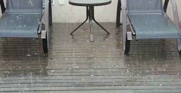 Chuva veio acompanhada de granizo em BH nesta tarde; veja vídeos   - WhtasApp/Reprodução