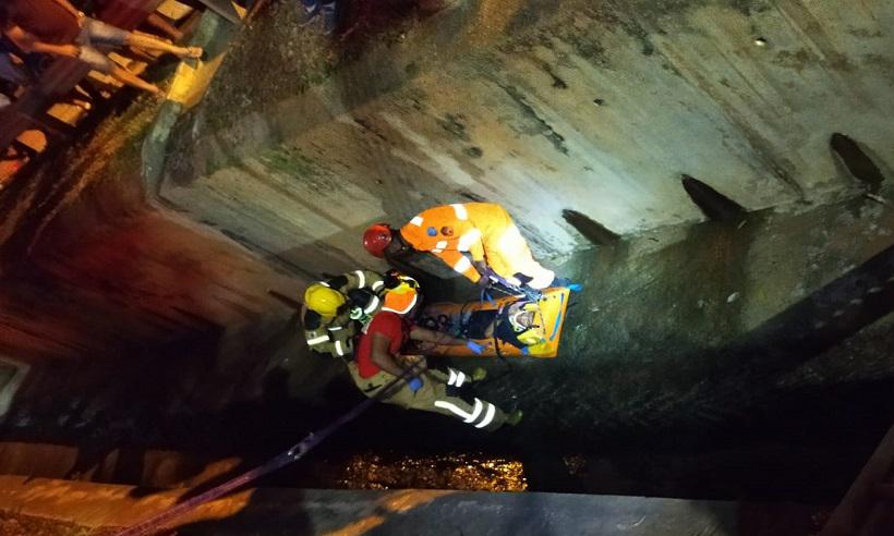 Ciclista é atropelado e cai em galeria de esgoto em Minas  - Corpo de Bombeiros/Divulgação 