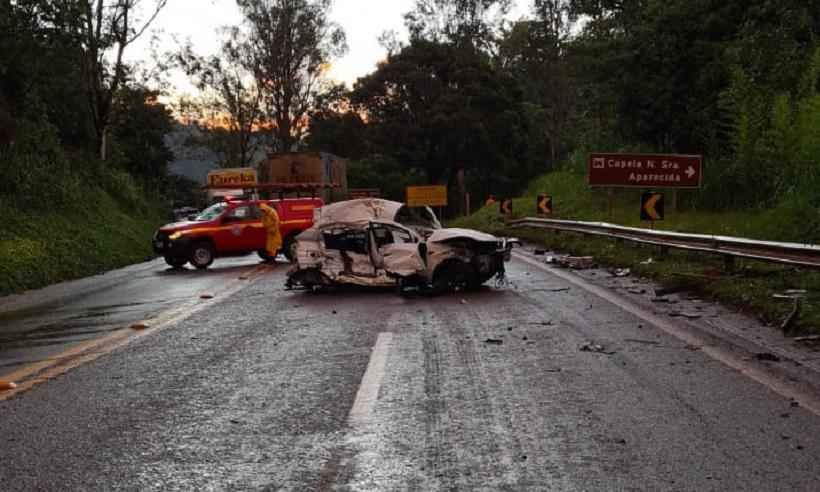 Carro fica desfigurado após derrapar, invadir contramão e bater em caminhão - Lucas Paulo/Divulgação