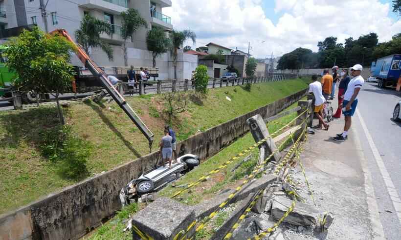 Motorista morre ao capotar carro em córrego em Contagem - Leandro Couri/EM/D.A. Press