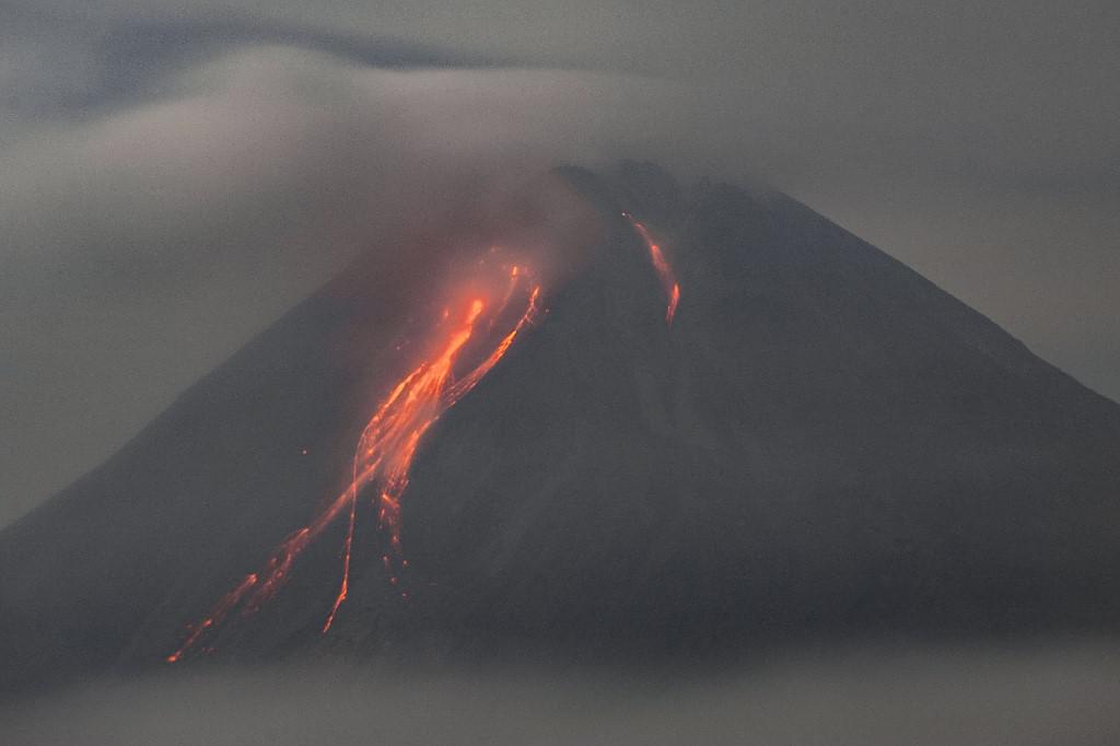 Erupção de vulcão mata 13 pessoas e há vários desaparecidas - AGUNG SUPRIYANTO / AFP