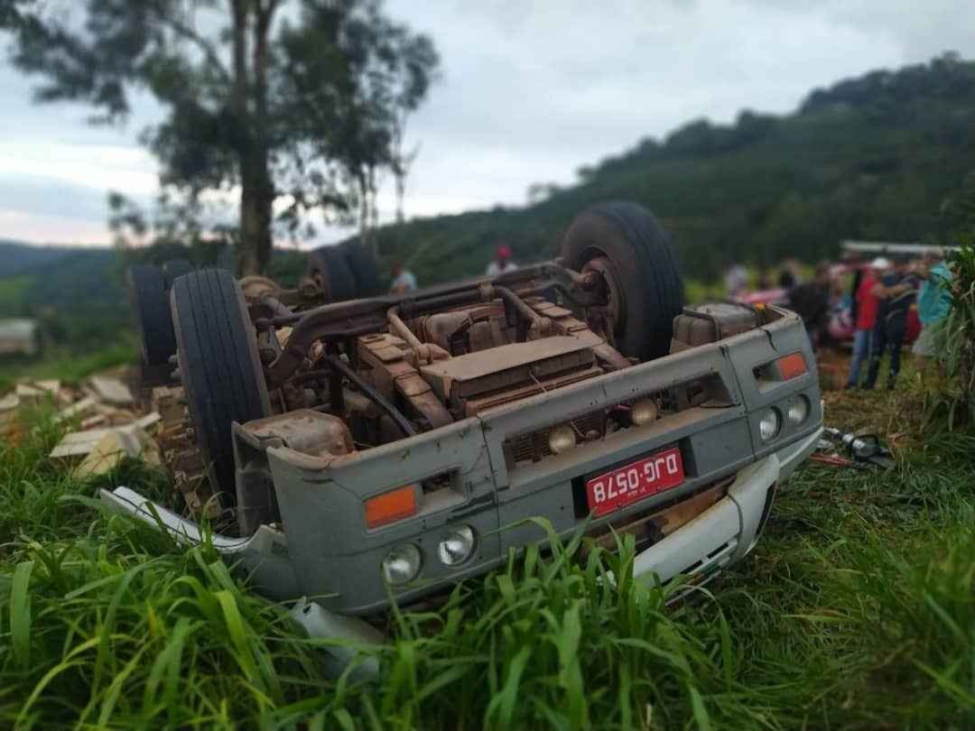 Acidente em rodovia deixa vítima presa às ferragens - Corpo de Bombeiros/Reprodução
