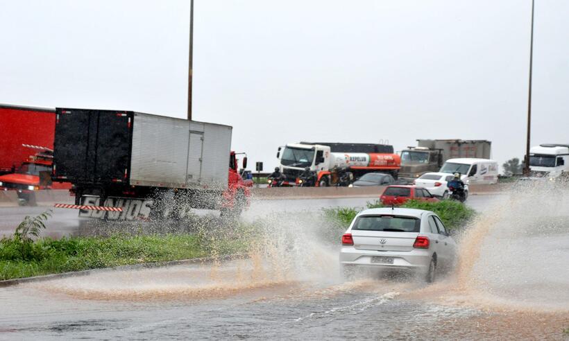 Chuva em BH: veja os riscos de atravessar em áreas alagadas com automóveis - Gladyston Rodrigues/EM/D.A Press - 20/10/2021