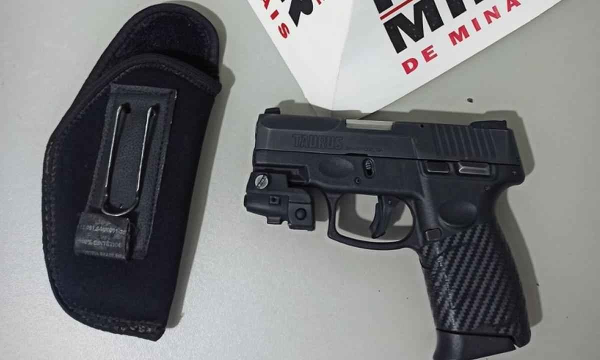 'Brincadeira': homem se passa por policial e é preso com arma sem registro - Divulgação/PMMG