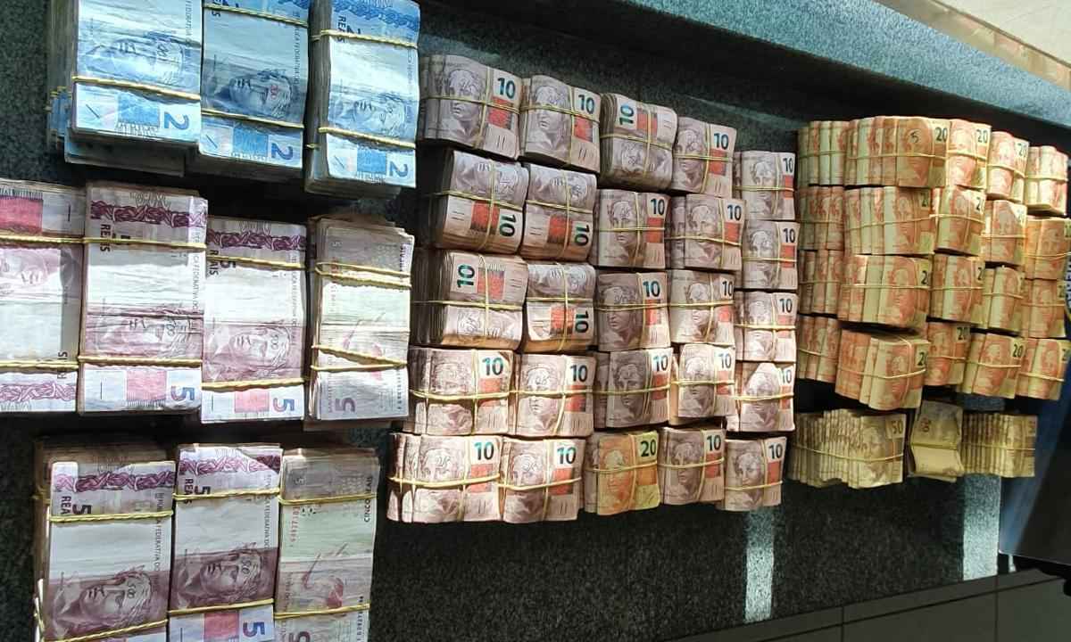 Homem é preso em Uberaba com quase R$ 300 mil em dinheiro - PRF/Divulgação