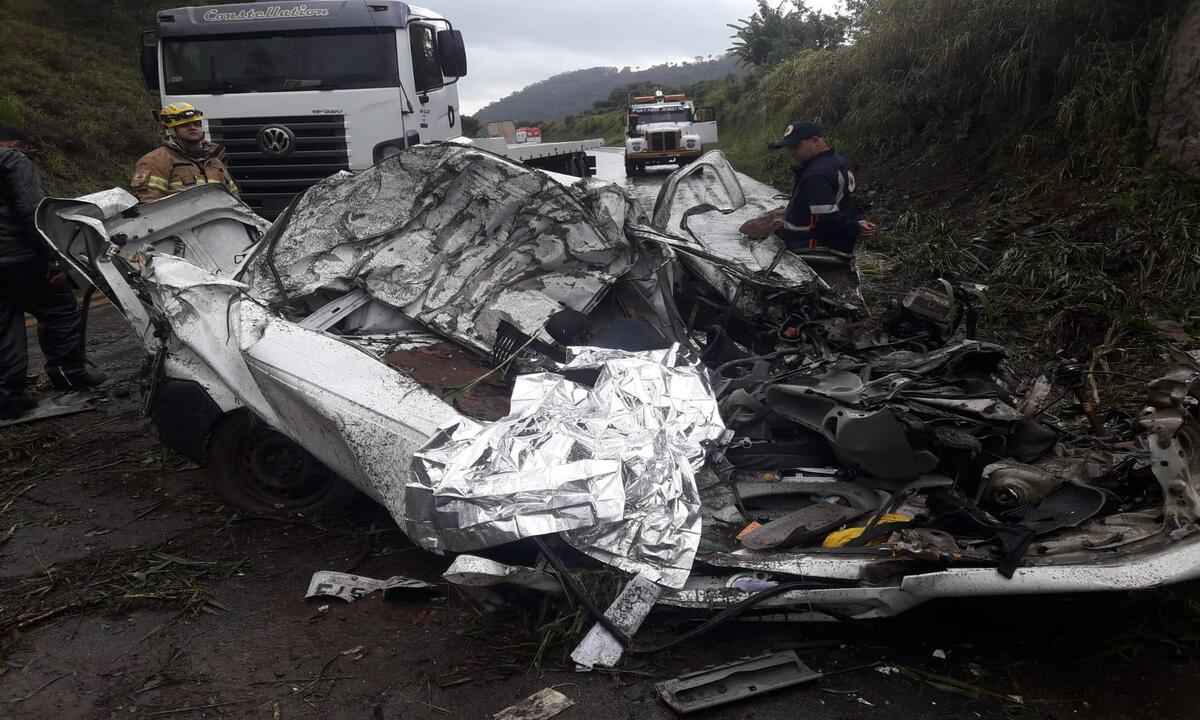 Carreta tomba na BR-146, esmaga carro e mata duas pessoas em Minas Gerais - Reprodução/ CBMMG