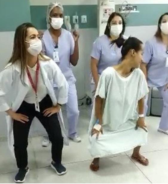 Vídeo: gestante em trabalho de parto dança para facilitar a chegada do bebê - Santa Casa de Ouro Preto/Divulgação 