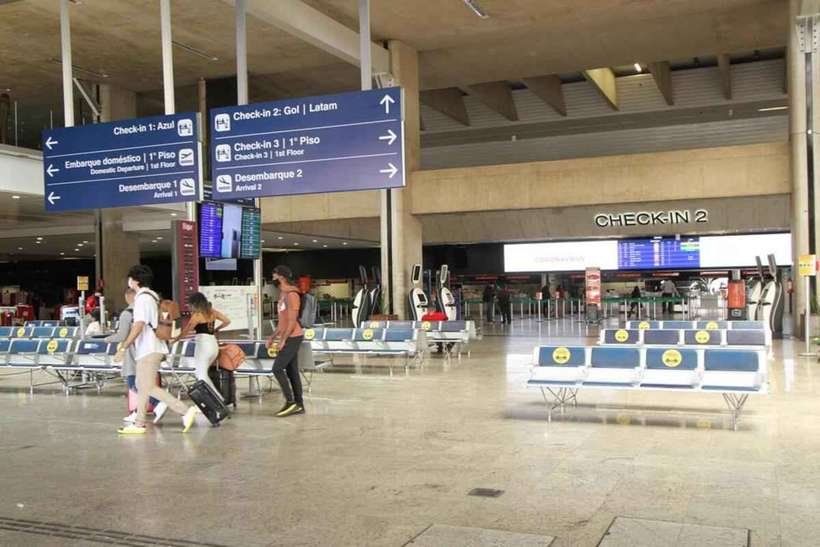 passageiros em área de embarque do Aeroporto de Confins -  (crédito:  Edesio Ferreira/EM/D.A Press)