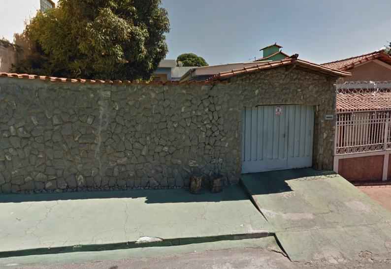 Mulher é executada com sete tiros no portão de casa ao olhar em olho mágico - Google Street View/Reprodução