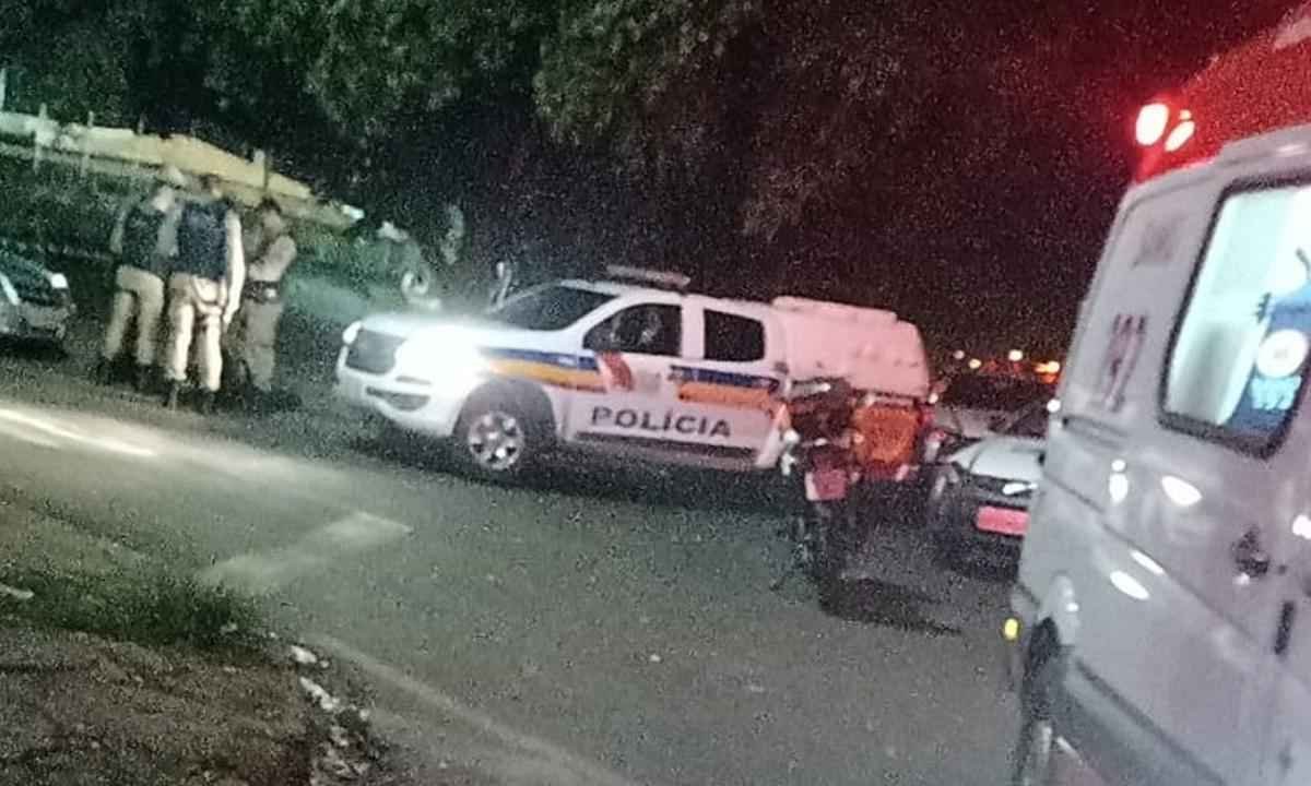 Ao lado da namorada, homem é executado dentro do carro em Uberaba - WhatsApp/Divulgação