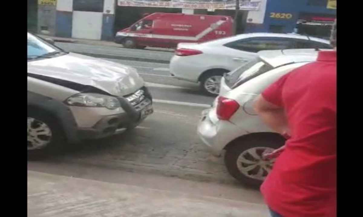 Três veículos se envolvem em engavetamento no Bairro Carlos Prates, em BH - Reprodução