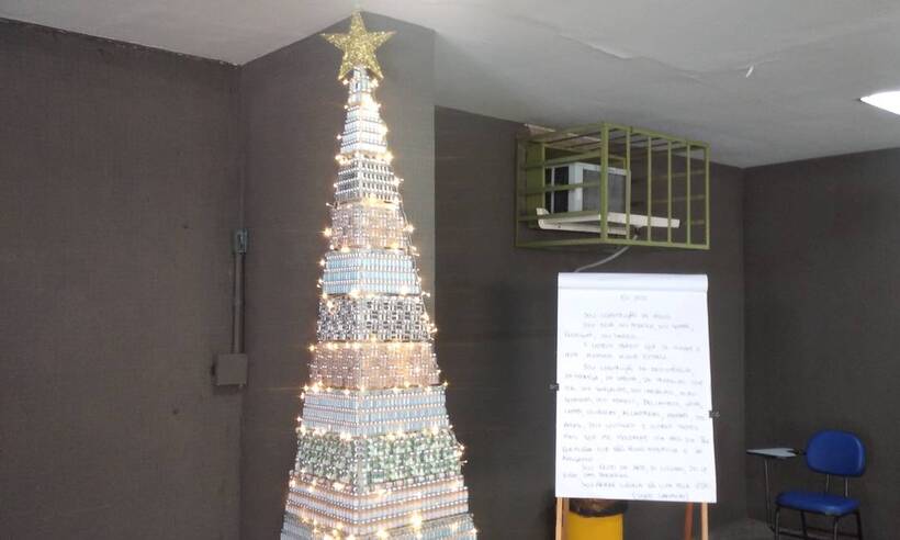 Árvore de Natal de frascos vazios de vacina faz sucesso em posto de saúde - Secretaria Municipal de Saúde do Rio de Janeiro/Divulgação 