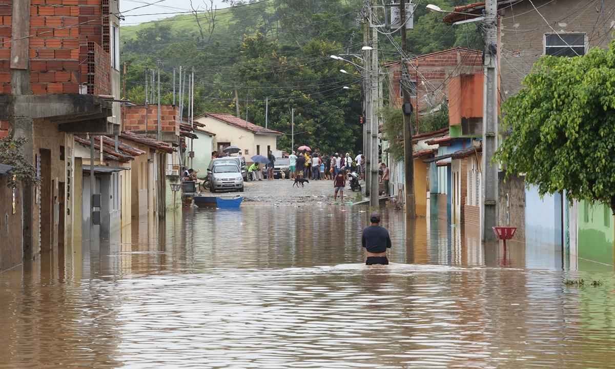 Zema visita cidades devastadas pela chuva e promete quitar dívidas antigas - Gil Leonardi/Imprensa MG