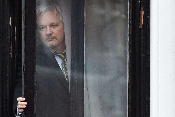  Assange sofreu 'pequeno derrame cerebral' na prisão, diz companheira - BEN STANSALL 