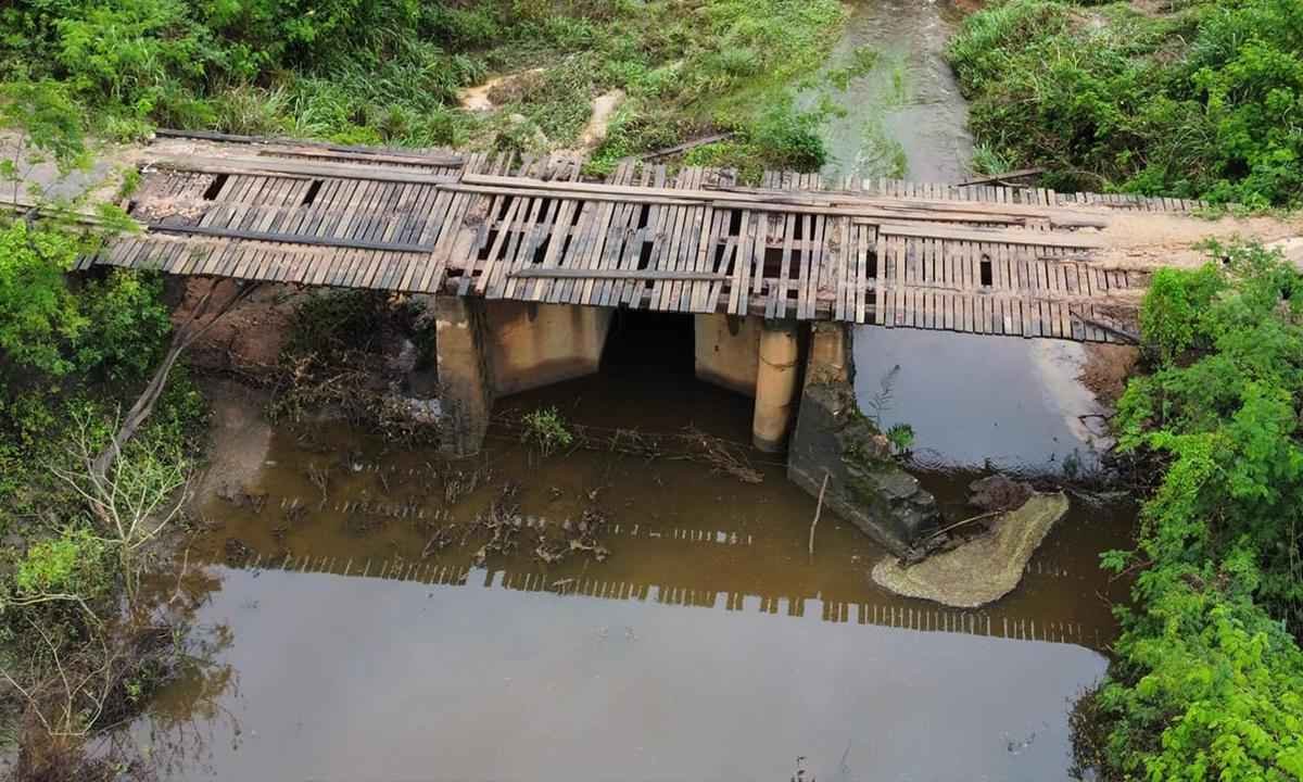 Após chuvas, motoristas se arriscam em ponte de madeira podre e desativada - Reprodução Facebook BR-37 Urgente