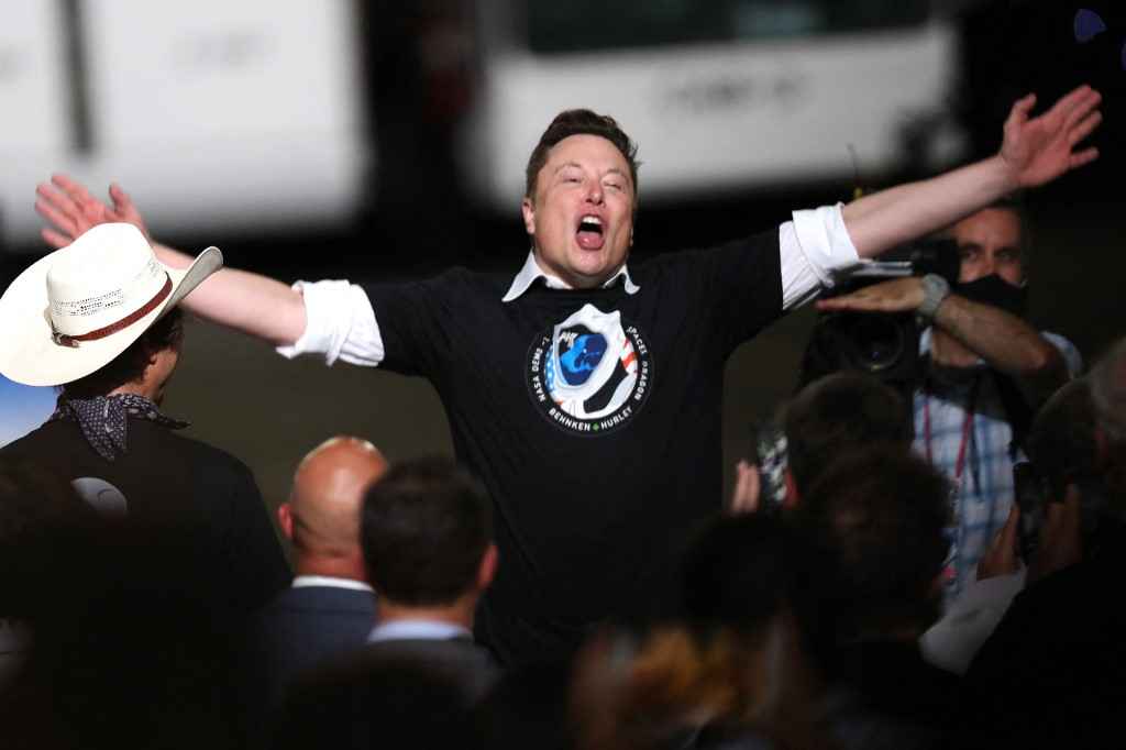 Elon Musk vende mais US$ 906,5 milhões em ações da Tesla - JOE RAEDLE / AFP