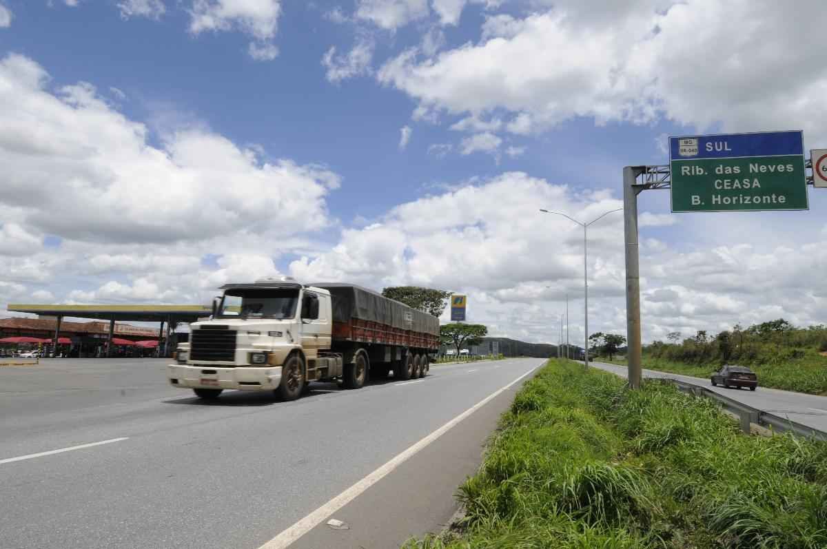 Trabalhador de construção encontra corpo em buraco às margens da BR-040 - Jair Amaral/EM/D.A Press.