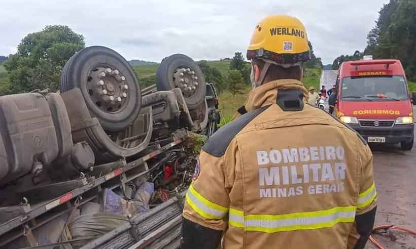 Caminhão de cimento capota em rodovia e mata motorista - CBMMG