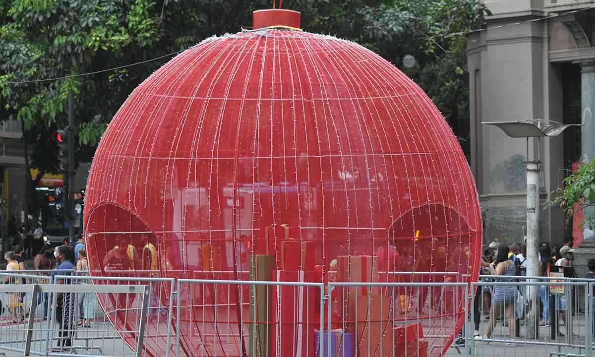 Bola de Natal gigante é a nova atração em Belo Horizonte - Alexandre Guzanshe/EM/D.A Press
