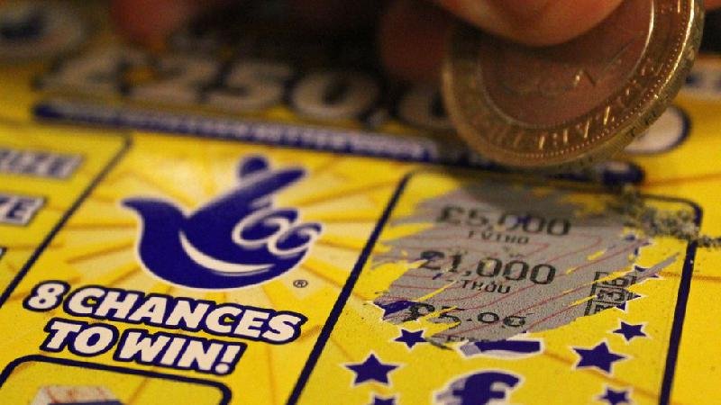 Britânicos são presos por comprar bilhete de loteria premiado com cartão roubado e não levam prêmio de R$ 30 milhões - BBC