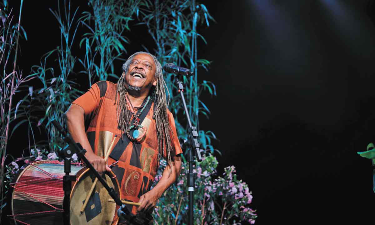 Maurício Tizumba faz sua Folia de Reis no palco do Teatro Francisco Nunes - Tamás Bodolay/Divulgação