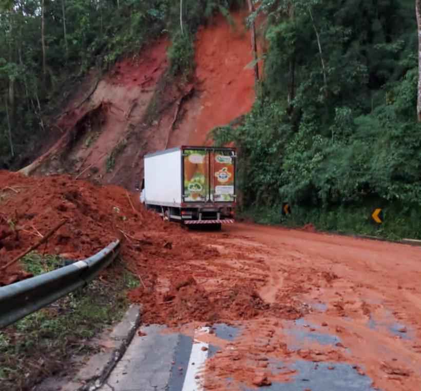 Cerca de 50 veículos ficam presos na Serra de Piquete após barranco ceder - Redes Sociais