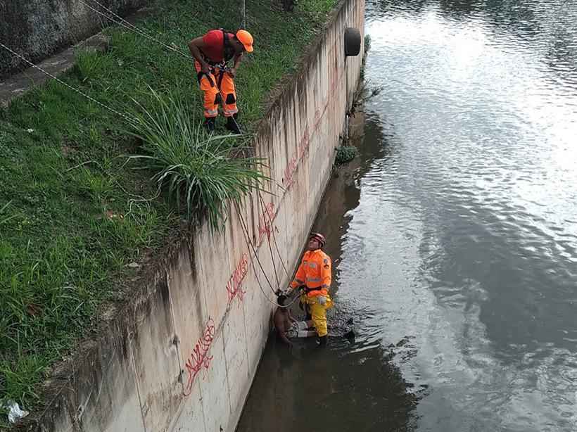 Homem pula no Riacho das Areias em Betim e é socorrido - CBMMG/Divulgação