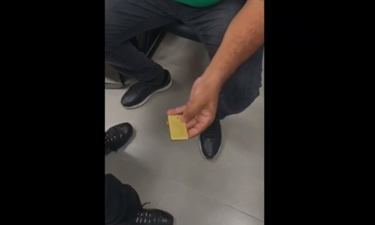 PF apreende barra de ouro oculta em celular no aeroporto de Confins - Polícia Federal/ divulgação