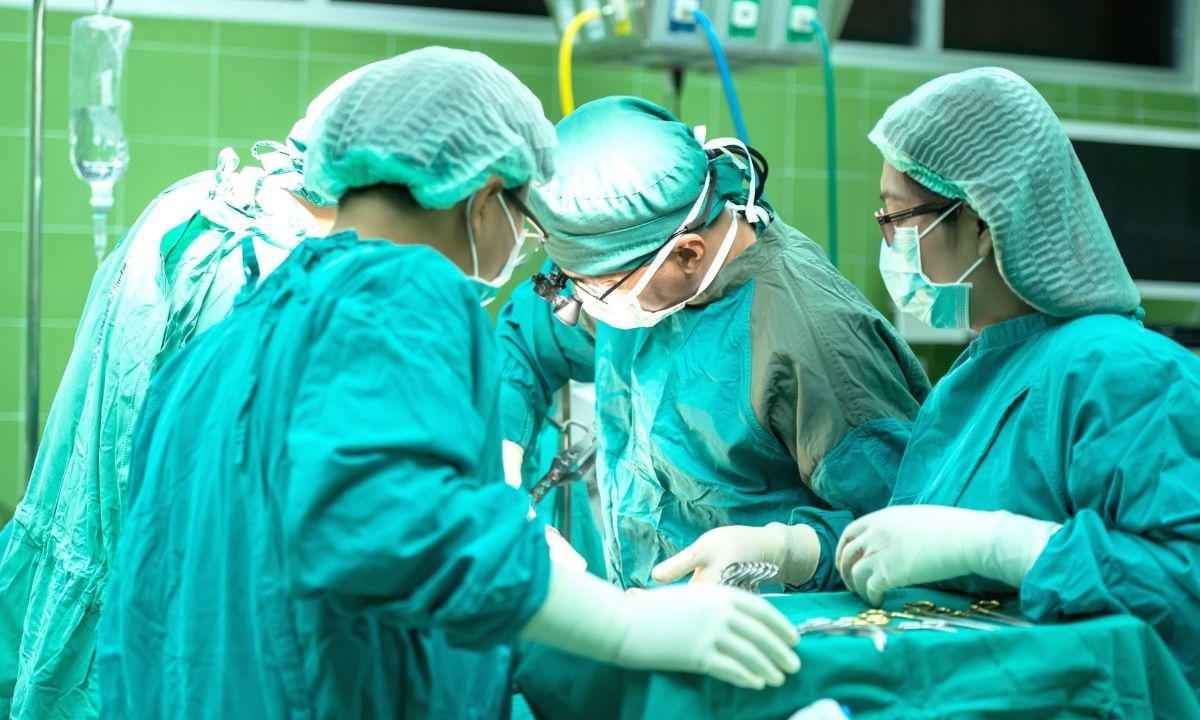 Indiano passa por cirurgia e tem 156 cálculos renais retirados  - PXNIO/Reprodução  