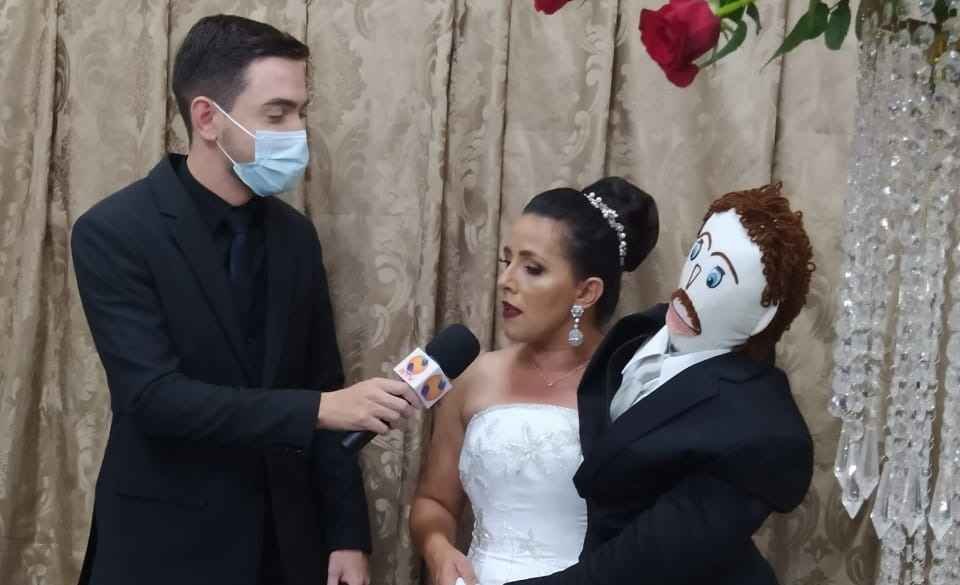 Mulher se casa com boneco e passa lua de mel em motel  - Facebook/Reprodução