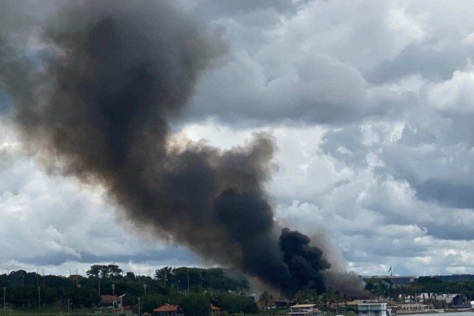Incêndio destrói complexo gastronômico no DF - Taís Braga/CB/DA Press