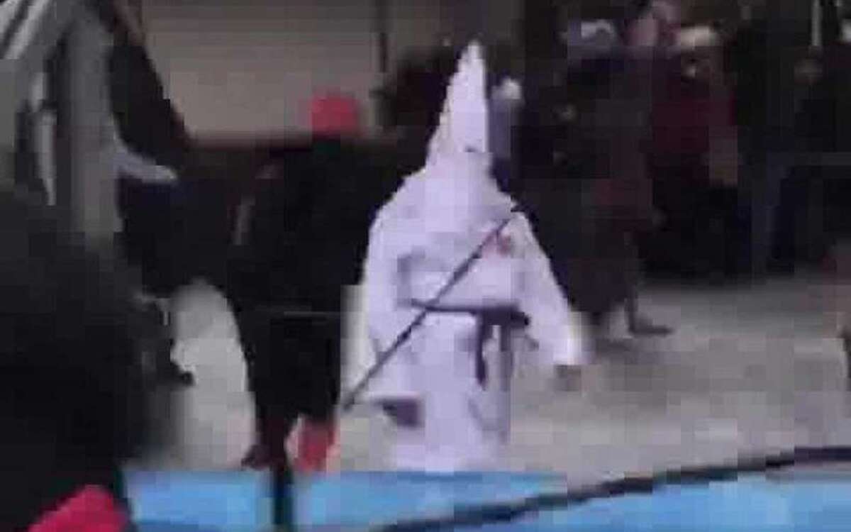Professor que usou roupa da Ku Klux Klan é afastado do cargo - Twitter/Reprodução
