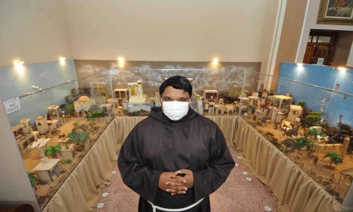 Frei monta presépio com mais de 300 peças em igreja de BH; veja fotos - Gladyston Rodrigues/EM/D.A Press